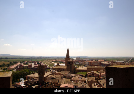 Ein Blick auf St. Peter Kirche von Olite von der Spitze des königlichen Palastes an der gleichen Stelle. Stockfoto