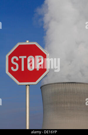 Symbolisches Bild gegen Atomkraft, Stop-Schild vor einem kühlenden Turm Gundremmingen Nuclear Power Plant Stockfoto