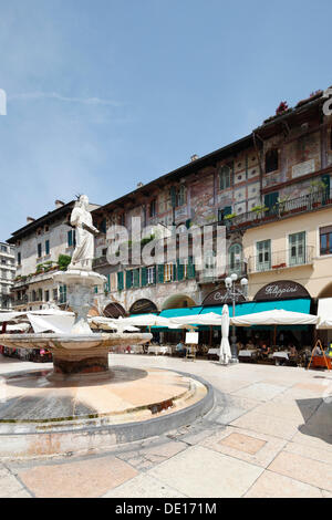 Case dei Mazzanti mit einer verzierten Fassade, Brunnen Madonna Verona im Vordergrund, Piazza Delle Erbe, Verona, Veneto, Italien Stockfoto