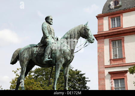 Reiterstatue von Großherzog Ludwig IV., der herzoglichen Palast Darmstadt auf der Rückseite, Darmstadt, Hessen Stockfoto