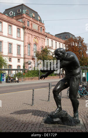 Berserker, Skulptur von Waldemar Grzimer, herzoglichen Palast von Darmstadt auf der Rückseite Platz für heute Teil der Universität Stockfoto