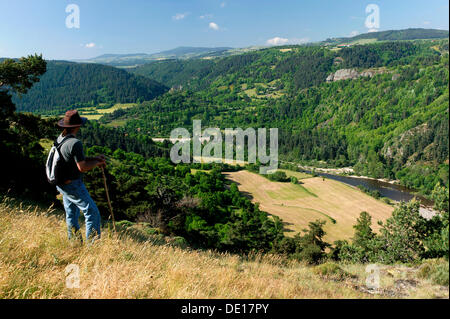 Wanderer in den Schluchten der Loire in der Nähe von Goudet, Haute Loire, Auvergne, Frankreich, Europa Stockfoto