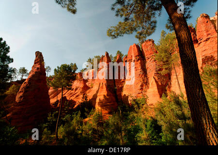 Ocker Felsen, Konservatorium von Ocker und angewandte Pigmente in Roussillon, Ocker-Trail, Ocker-Steinbruch, Luberon, Provence, Vaucluse Stockfoto