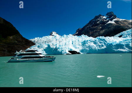 Ausflugsschiff, Lago Argentino, Spegazzini Gletscher, Nationalpark Los Glaciares, UNESCO-Weltkulturerbe, Cordillera Stockfoto