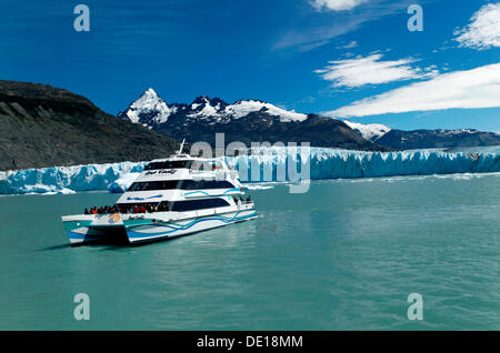 Ausflugsschiff, Lago Argentino, Upsala Gletscher, Nationalpark Los Glaciares, UNESCO-Weltkulturerbe, Cordillera Stockfoto