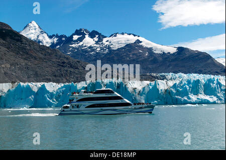 Ausflugsschiff, Lago Argentino, Upsala Gletscher, Nationalpark Los Glaciares, UNESCO-Weltkulturerbe, Cordillera Stockfoto