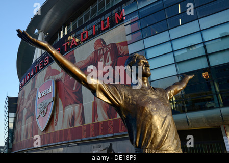 Emirates-Stadion im Arsenal am Abend mit einer Skulptur von Tony Adams davor Stockfoto