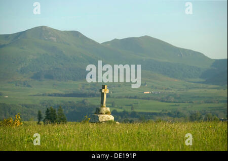 Kreuz vor Sancy Montain, Monts Dore, Auvergne Vulkane Naturpark, Puy de Dome, Auvergne, Frankreich Stockfoto