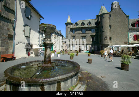 Dorf Salers gekennzeichnet Les Plus Beaux Dörfer de France, die schönsten Dörfer Frankreichs, Cantal, Frankreich, Europa Stockfoto