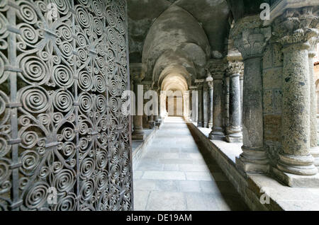 Kreuzgang der Kathedrale Notre Dame, Le Puy En Velay, Abfahrt von Saint Jacques de Compostelle Weg, Haute Loire, Auvergne, Frankreich Stockfoto