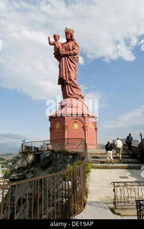 Notre Dame de France, Statue auf der Spitze Corneille Rock, Le Puy En Velay, Abfahrt von Saint Jacques de Compostelle Weg Stockfoto