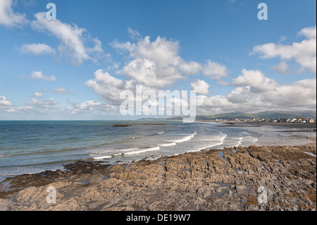 Malerische Küsten Blick über Ceredigion Bay Dovey Fluss von Borth Landzunge und Snowdon Nationalpark Bergkette auf skyline Stockfoto