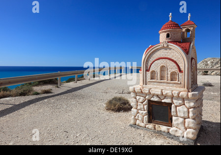 Zypern, kleine Kapelle auf einem Parkplatz in der Nähe von Petra Tou Romiou, Küstenstraße, Parkplatz Stockfoto