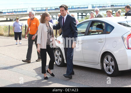 Bournemouth, Dorset, UK. 10. September 2013. TUC Congress 2013, Bournemouth, Dorset, England, Vereinigtes Königreich 10. September 2013.  Bild zeigt Ed Miliband der Führer der Labour Party von Alice begrüßt Hood Director of Strategy für TUC, als er bei dem Bournemouth International Centre an der TUC Kongress 2013 in Bournemouth, Dorset, England, UK © Jeff Gilbert/Alamy Live News Bildnachweis ankommt: Jeff Gilbert/Alamy Live News Stockfoto