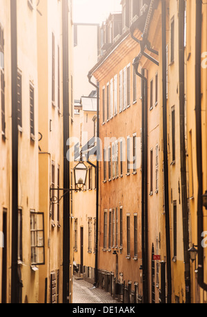 Stadtbild mit alten Gebäuden in schmalen Gasse in Schwedens Hauptstadt Stockholm Stockfoto