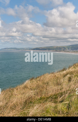 Malerische Küsten Blick über Ceredigion Bay Dovey Fluss von Borth Landzunge und Snowdon Nationalpark Bergkette auf skyline Stockfoto