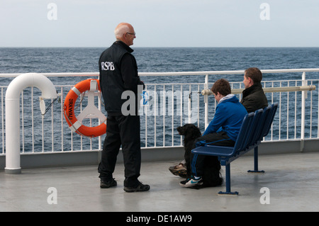 Ein Gespräch mit Passagieren auf der Northlink Ferries MV Hamnavoe zwischen Scrabster und Stromness auf Orkney RSPB-Leitfaden. Stockfoto