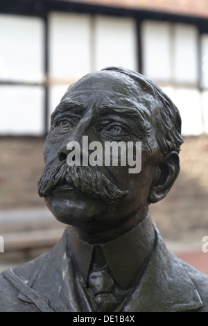 Die Bronze Edward Elgar Statue auf dem Gelände des Hereford Kathedrale. Stockfoto