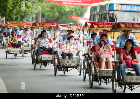 Touristischen Cyclo-Fahrer auf Hanoi Innenstadt mit Touristen in Hanoi, Vietnam Stockfoto