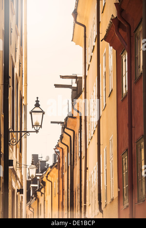 Stadtbild mit alten Gebäuden in schmalen Gasse in Schwedens Hauptstadt Stockholm Stockfoto