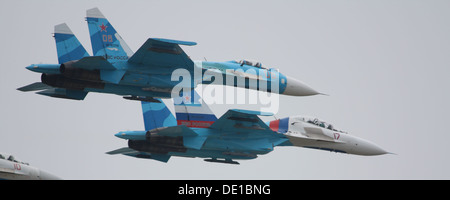 Ein Sukhoi Su-27 Kampfflugzeug, das auf dem MAKS 2013 International Aerospace Salon in Russland gezeigt wurde. Das Flugzeug ist Teil der fortschrittlichen russischen Militärflotte und stellt seine Fähigkeiten unter Beweis. Stockfoto