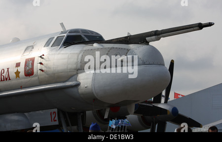 Die Tupolev Tu-95MS Bear ist ein russischer Bomber- und Raketenträger, der für seine Langstreckenfähigkeiten und seine Rolle in der sowjetischen und russischen Militärstrategie bekannt ist. Sie ist sowohl für nukleare Abschreckungsmissionen als auch für Langstreckenmissionen im Einsatz. Stockfoto