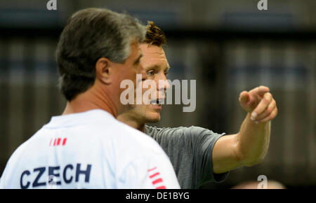 Prag, Tschechische Republik. 10. September 2013. Tschechischer Tennisspieler trainiere Tomas Berdych (rechts) und nicht spielen Kapitän Jaroslav Navratil vor das Davis-Cup-Halbfinale Spiel Tschechien gegen Argentinien in Prag, Tschechische Republik, 10. September 2013. Bildnachweis: Michal Kamaryt/CTK Foto/Alamy Live-Nachrichten Stockfoto