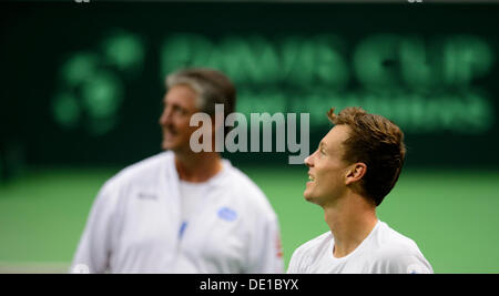 Prag, Tschechische Republik. 10. September 2013. Tschechischer Tennisspieler trainiere Tomas Berdych (rechts) und nicht spielen Kapitän Jaroslav Navratil vor das Davis-Cup-Halbfinale Spiel Tschechien gegen Argentinien in Prag, Tschechische Republik, 10. September 2013. Bildnachweis: Michal Kamaryt/CTK Foto/Alamy Live-Nachrichten Stockfoto