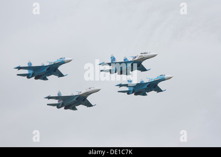 Ein Sukhoi Su-27 Kampfflugzeug auf dem MAKS-2013 International Aerospace Salon. Das Flugzeug ist Teil der fortschrittlichen russischen Luftwaffenflotte und zeigt seine Agilität und Kampffähigkeiten. Stockfoto