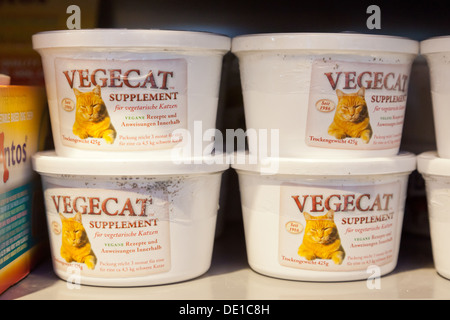 Berlin, Deutschland, Nahrungsergaenzung für vegetarische Katzen im Supermarkt Veganz Stockfoto