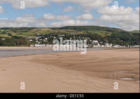 Aberdovey Dorf am Meer, eingebettet in der Nordbank des Flusses Dyfi in Snowdonia-Nationalpark Vordergrund Sandbänke von Ynyalas Stockfoto