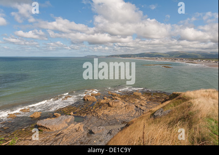 Malerische Küsten Blick über Ceredigion Bay Dovey Fluss von Borth Landzunge und Snowdon Nationalpark Bergkette auf skyline Stockfoto