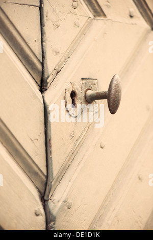 Nahaufnahme der alten verwitterten Holztüre in Stockholm, Schweden Stockfoto