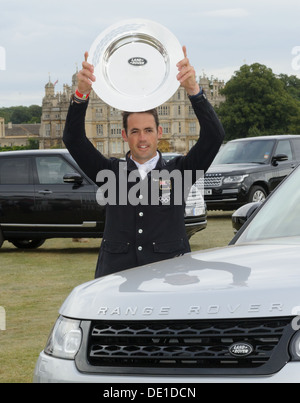 Neuseeländer Jonathan "Jock" Paget mit dem Land Rover Trophy vor Burghley House, Burghley Horse Trials 2013 Stockfoto