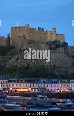 Le Mont de gouray Schloss leuchtet in der Dämmerung. gorey Castle bei Dämmerung, Jersey, Channel Islands. Stockfoto