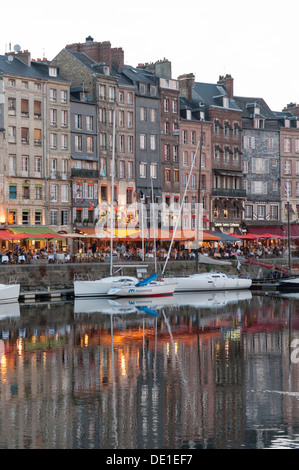 Der Hafen und der Hafen von Honfleur Normandie Frankreich mit Vergnügen Boote festgemacht und Altbauten auf dem Kai. Stockfoto