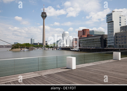 Geographie/Reisen, Deutschland, Nordrhein-Westfalen, Niederrhein, Düsseldorf, Rheinturm, mit Duesseldorf-Hafen Additional-Rights - Clearance-Info - Not-Available Stockfoto