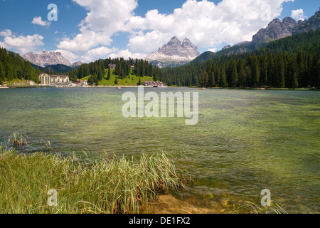 Drei Zinnen von Lavaredo in den Sextener Dolomiten gesehen vom See in Misurina in Südtirol;  Tre Cime di Lavaredo; Dolomiti; Stockfoto