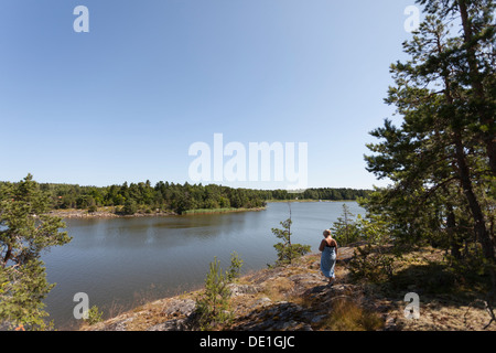 Frau am Meer in den Schären von Stockholm, Schweden Stockfoto