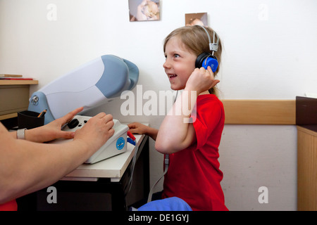 Berlin, Deutschland, eine Mädchen an der Schule Eignung testen beim örtlichen Arzt Stockfoto