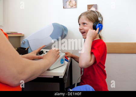 Berlin, Deutschland, eine Mädchen an der Schule Eignung testen beim örtlichen Arzt Stockfoto