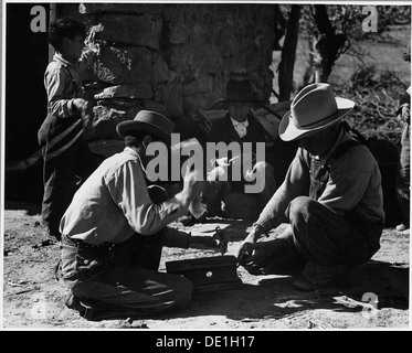 El Cerrito, San Miguel County, New mexico. Machen einen eiserne Wagen Teil. 521198 Stockfoto