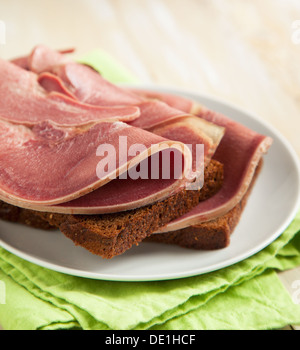 Belegte Brötchen mit in Scheiben geschnittenen kalten ordentlich Zunge Stockfoto