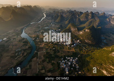 Luftaufnahme der Li-Fluss Tal Städte und Karst Peaks in der Provinz Henan China Stockfoto