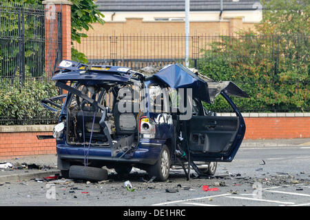 Belfast, Nordirland. 10. September 2013 - ist eine verlassene Fahrzeug zerstört, nachdem eine kontrollierte Explosion Armee ATO durchgeführt. Bildnachweis: Stephen Barnes/Alamy Live-Nachrichten Stockfoto