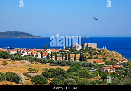 Panorama der Stadt Pythagorion während ein Flugzeug zur Landung auf dem nahegelegenen Flughafen Samos Insel, Ägäis, Griechenland geht Stockfoto