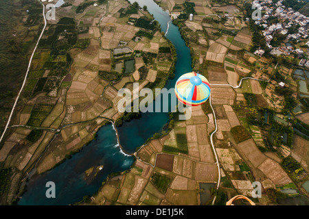 Bunte oben in einem Heißluftballon kontrastiert mit stumpfen Feldern in Luftaufnahme von einer höheren Ballon Li River china Stockfoto