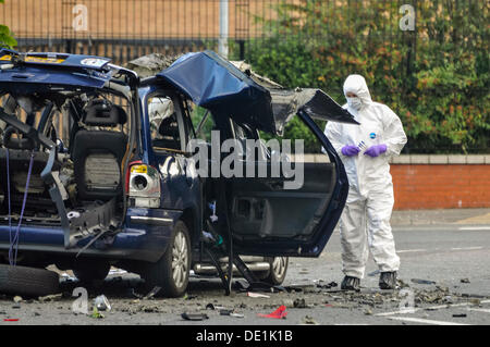 Belfast, Nordirland. 10. September 2013 - untersucht A PSNI Forensik Offizier das Wrack eines Fahrzeugs, die durch eine Bombe zerstört worden ist. Bildnachweis: Stephen Barnes/Alamy Live-Nachrichten Stockfoto