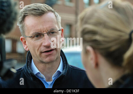 Belfast, Nordirland. 10. September 2013 - The High Sheriff, Hofrat Brian Kingston gibt einem Interview nach einer kontrollierten Explosion auf ein verlassenes Fahrzeug Kredit: Stephen Barnes/Alamy Live News Stockfoto