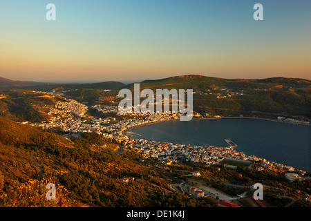 Panoramablick auf Samos Stadt ("Vathi") um Sonnenuntergang, Samos Insel, Ägäis, Griechenland. Stockfoto